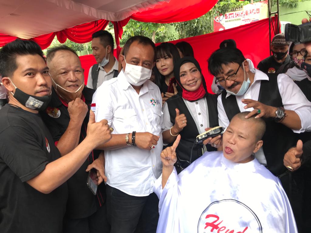 Endang, salah satu relawan wanita Eri Cahyadi memotong gundul rambutnya