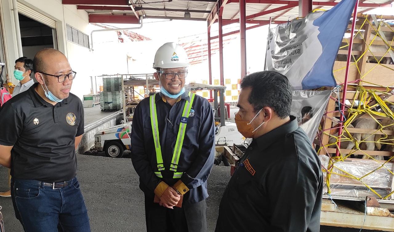 Kepala Dinas Perindustrian dan Perdagangan Jatim bersama Ketua Koperasi PICB