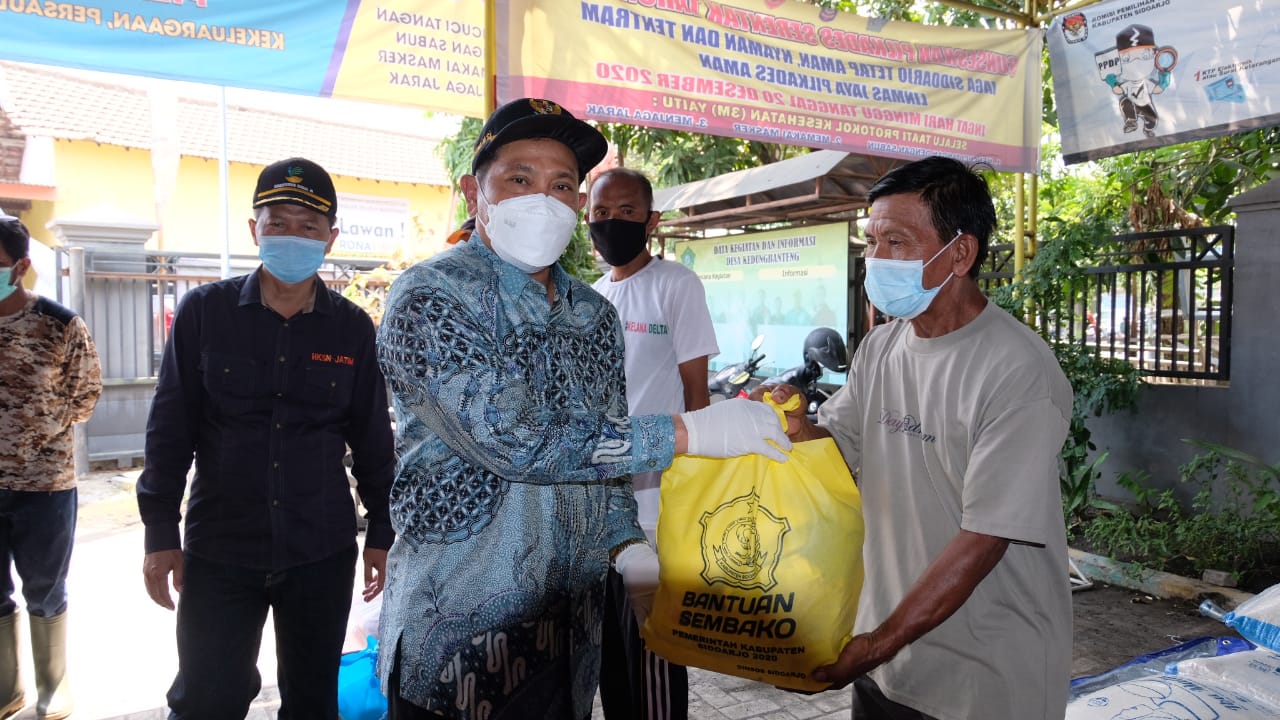 Pj Bupati Sidoarjo Hudiyono saat sidak korban banjir dan memberikan sembako 