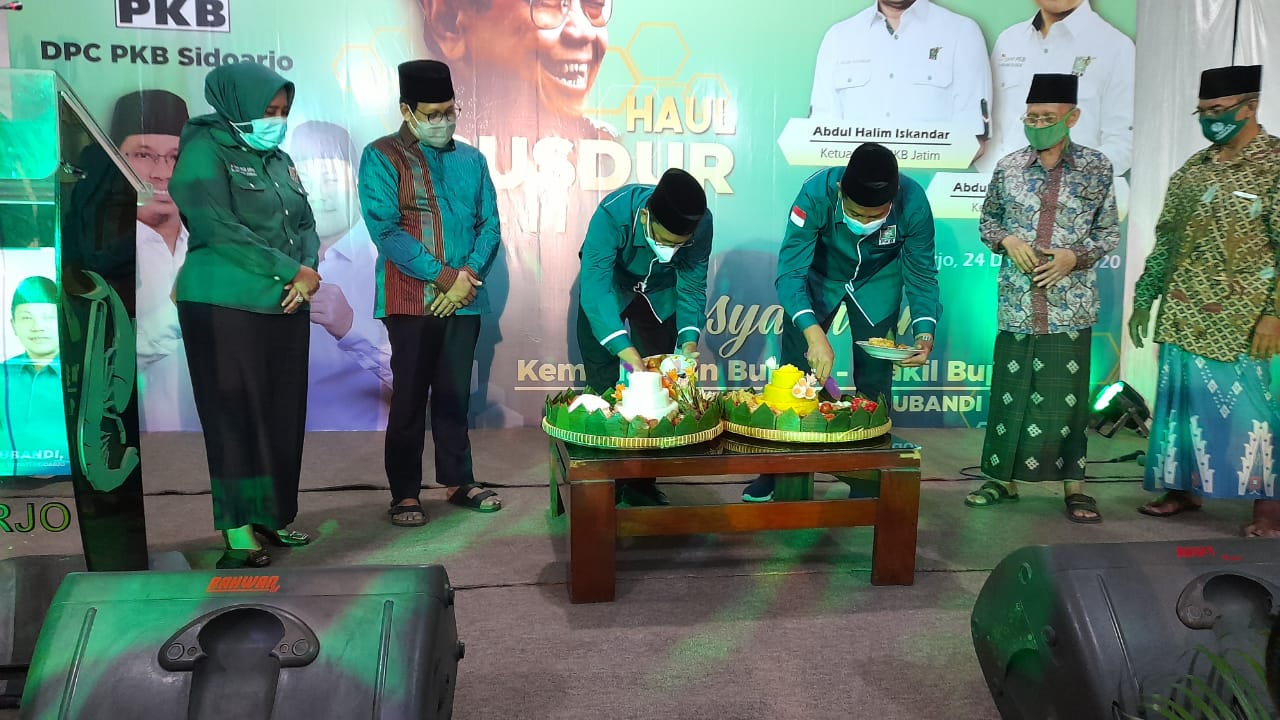 Pasangan Bupati dan Wakil Bupati Sidoarjo terpilih Gus Muhdlor-Subandi saat memotong tumpeng kemenangan Pilbup Sidoarjo, Kamis (24/12/2020)