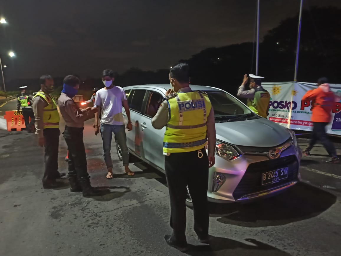Ilustrasi penyekatan di pintu masuk Kota Surabaya saat malam pergantian tahun. (Foto : Dok. bacasaja,id)