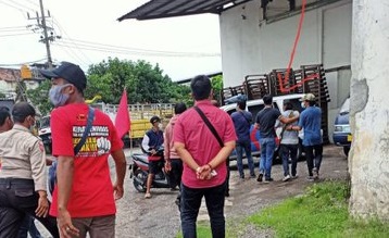 Tangkapan layar video Andie Peci dan dua buruh lainnya saat diamankan oleh petugas kepolisian saat menggelar demonstrasi di PT Gorom Kencana Surabaya.