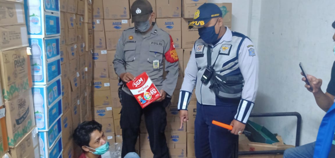 RB (31), warga Perak, Jombang saat diamankan petugas prokes Covid-19.