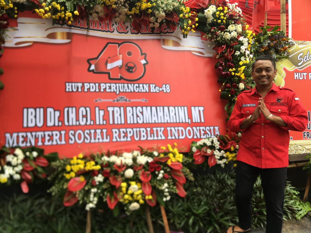  Menteri Sosial RI Tri Rismaharini melayangkan ucapan selamat ulang tahun yang ke-48 PDI Perjuangan melalui karangan bunga. | bacasaja.id