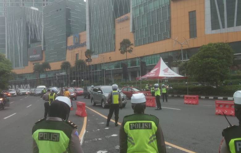 Penyekatan di depan depan Mall CITO atau bundaran Waru masuk ke Surabaya, Senin (11/1/2021).