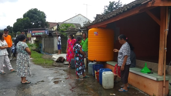 Warga Desa Besowo, Kecamatan Kepung, Kabupaten Kediri saat memanfaatkan bantuan air bersih dari Pemkab Kediri.