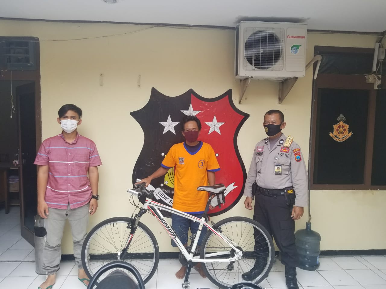 Tersangka M Irfan (33), warga Jalan Kapas Krampung, Surabaya. Ia mengaku mencuri sepeda korban untuk dijual buat kebutuhan sehari-harinya.