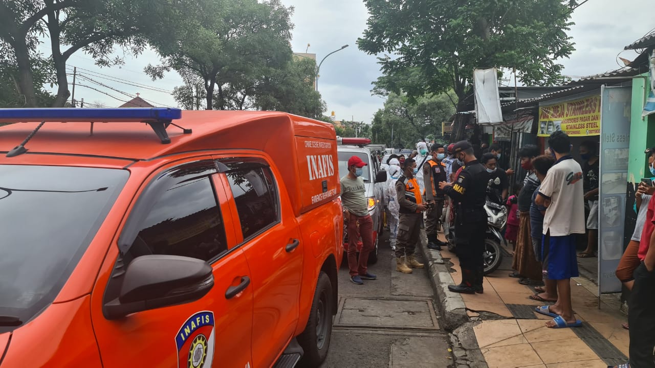 Suasana evakuasi korban do tempat kerjanya di Jalan Banyu Urip, Sawahan, Surabaya, Selasa (19/1/2021).