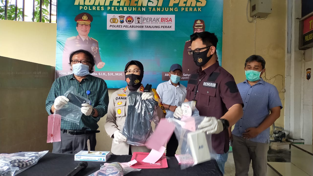 Anggota Polres Pelabuhan Tanjung Perak saat menunjukkan barang bukti ponsel yang dicuri oleh anak-anak di bawah umur, Selasa (19/1/2021).