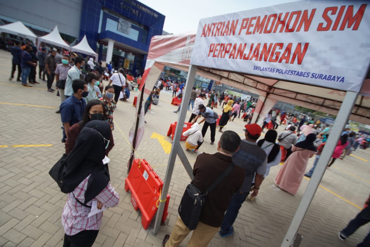 Suasana antrean pemohon SIM di salah satu SIMLing di Kota Surabaya.