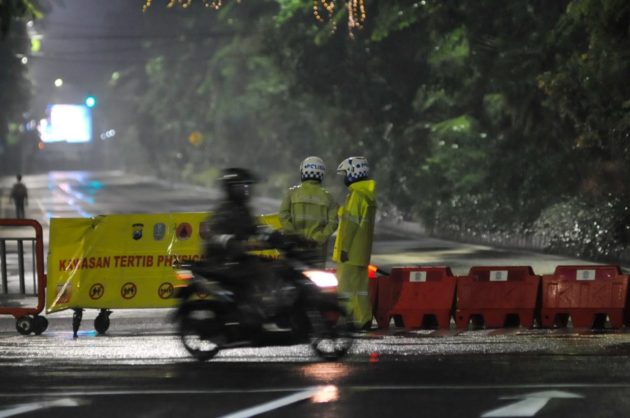 Seorang pengendara melintas di depan ruas Jalan Darmo Surabaya yang ditutup, beberapa waktu lalu. Kali ini, Polrestabes Surabaya juga bakal menutup jalan yang sama.