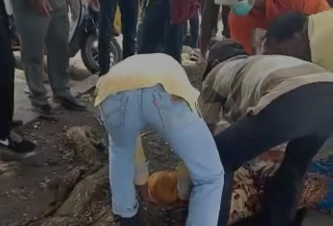 Suasana evakuasi pelaku percobaan bunuh diri di danau UNESA. 