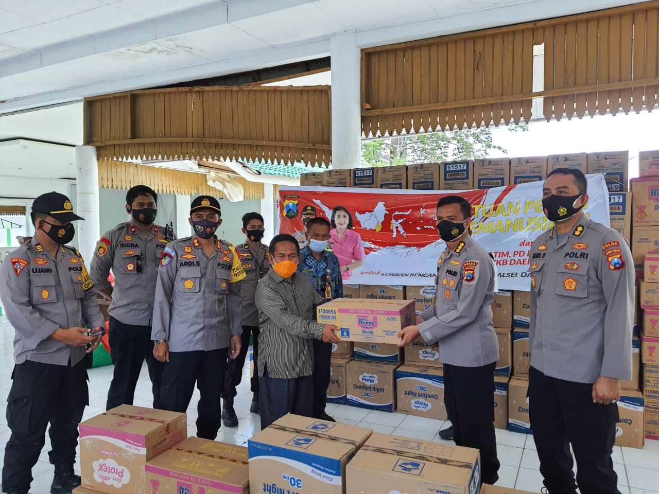 Penyerahan bantuan peduli kemanusiaan berupa barang-barang kebutuhan, atau Sembako dari Polda Jatim, PD Bhayangkari, dan YKB Daerah Jawa Timur ini diterima oleh Pemerintah Provinsi Sulbar.