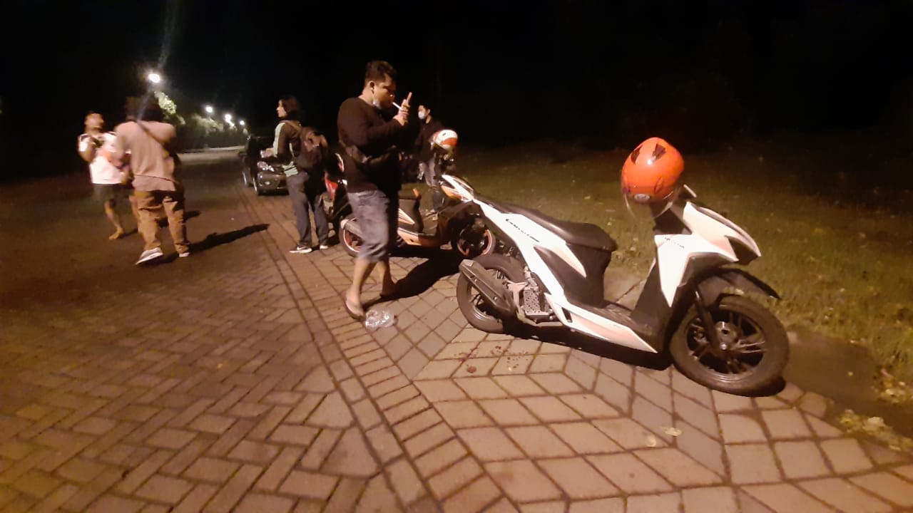 Suasana tempat kejadian penusukan driver ojol oleh penumpangnya sendiri di Jalan Kertajaya Indah Regency Surabaya, Senin (25/1/2021) malam.