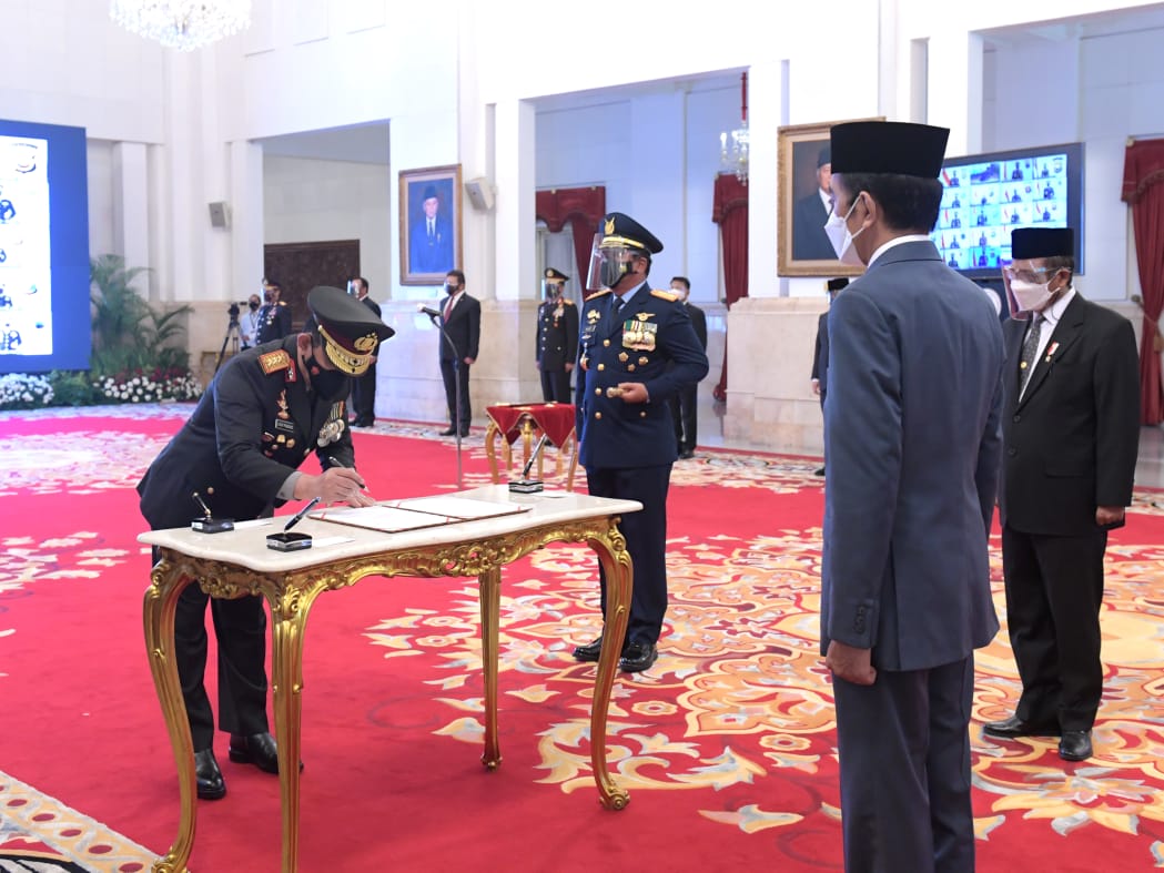 Presiden RI Joko Widodo melantik Jenderal Listyo Sigit sebagai Kapolri.