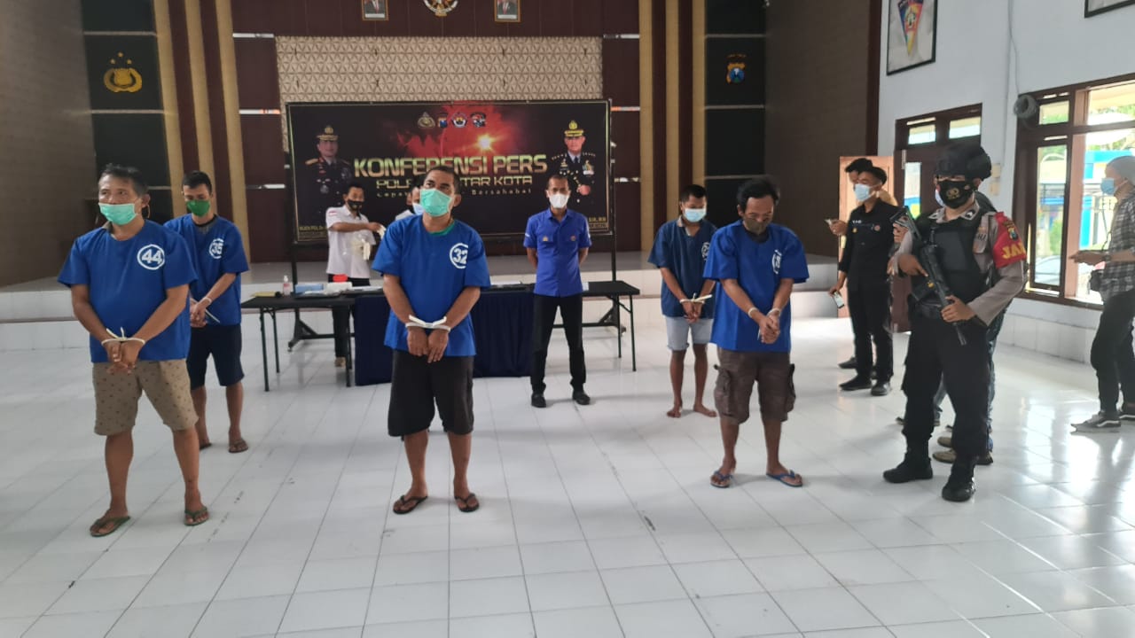 Enam tersangka di Polres Blitar. Lima tersangka sabu dan satu tersang pil dobel L.