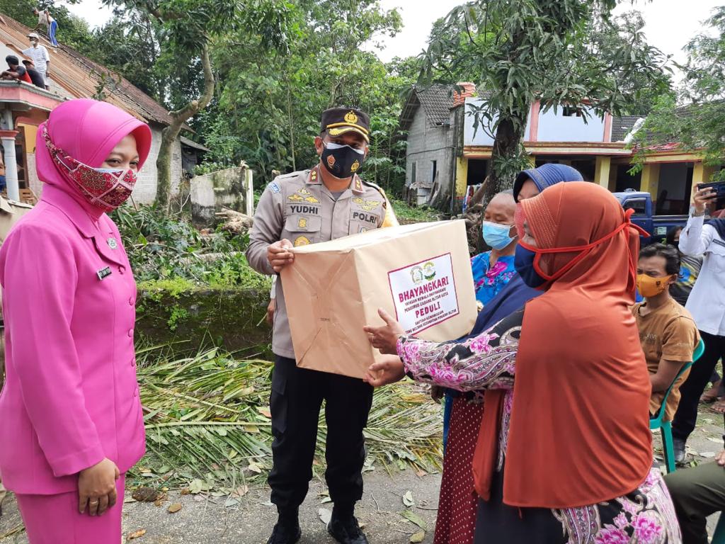 Kapolres Blitar Kota AKBP Yudhi Hery Setiawan saat menyerahkan bantuan kepada korban angin puting beliung.