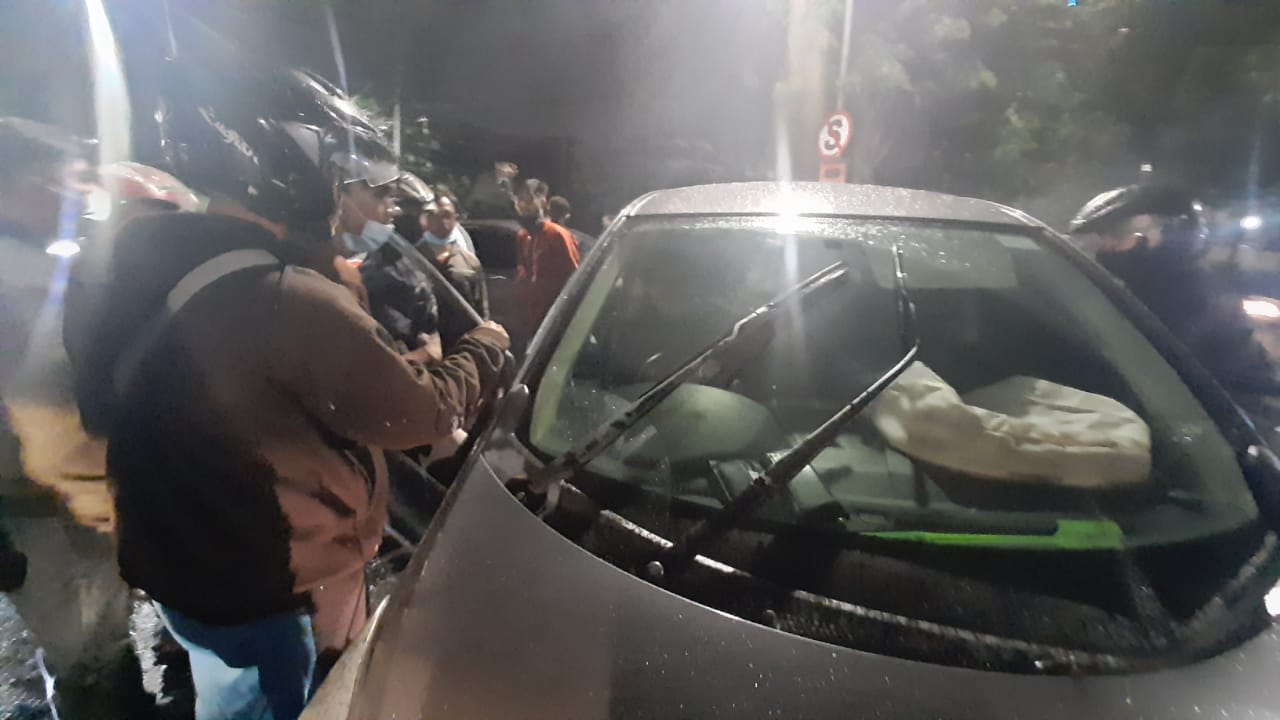 Warga dan para pengguna jalan yang geram mengerumuni Wijaya, pengemudi Honda Fred yang ugal-ugalan di jalanan.