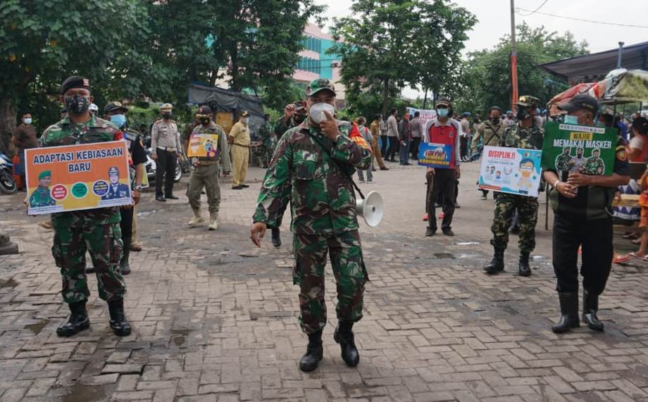 Jajaran Forkopimda Jatim saat membagikan 20 ribu masker dan 5 ribu paket sembako ke pedagang dan pengunjung di pasar ikan pabean, Kecamatan Pabean Cantikan, Surabaya.