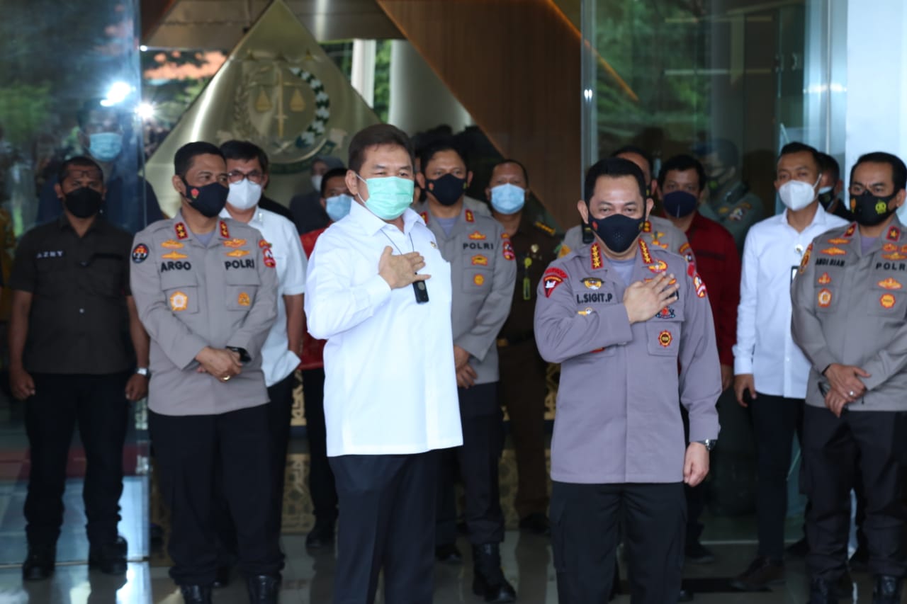 Jaksa Agung ST Burhanuddin dan Kapolri Jenderal Listyo Sigit Prabowo di Kantor Kejaksaan Agung pada Rabu, 3 Februari 2021. 