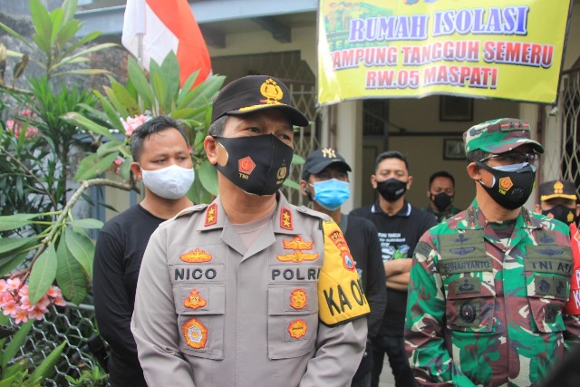 Kapolda Jawa Timur Irjen Pol Dr. Nico Afinta bersama Pangdam V Brawijaya Mayjen TNI Suharyanto saat mengunjungi Kampung Tangguh Semeru (KTS) di Jalan Maspati, RW 05 Kelurahan Bubutan, Kecamatan Bubutan, Surabaya.