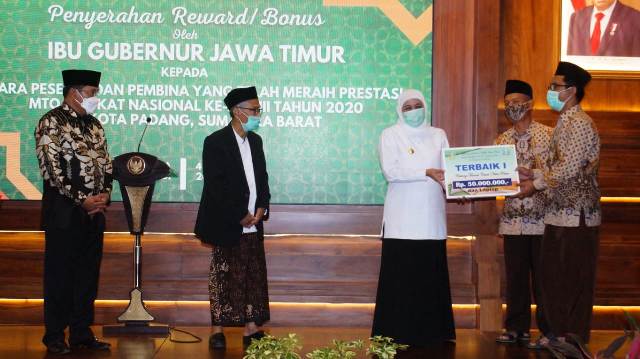 Gubernur Jawa Timur Khofifah Indar Parawansa memberikan hadiah kepada pemenang MTQ Nasional.
