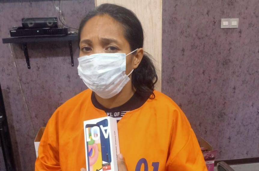 FB, pencuri hp bermodus cari kamar kos dan mengaku bisa mengusir roh halus saat diamankan Unit Reskrim Polsek Asemrowo. 