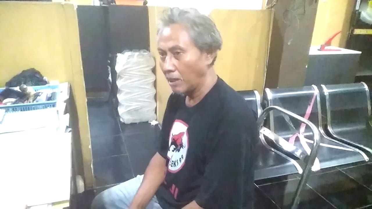 Budiono saat diPolsek Sawahan dan barang bukti celurit yang digunakan membacok korban. (rio)
