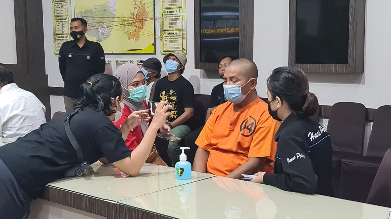 MHY, tersangka kasus pencabulan terhadap anak di bawah umur di Blitar sedang dikerumuni wartawati cantik. 