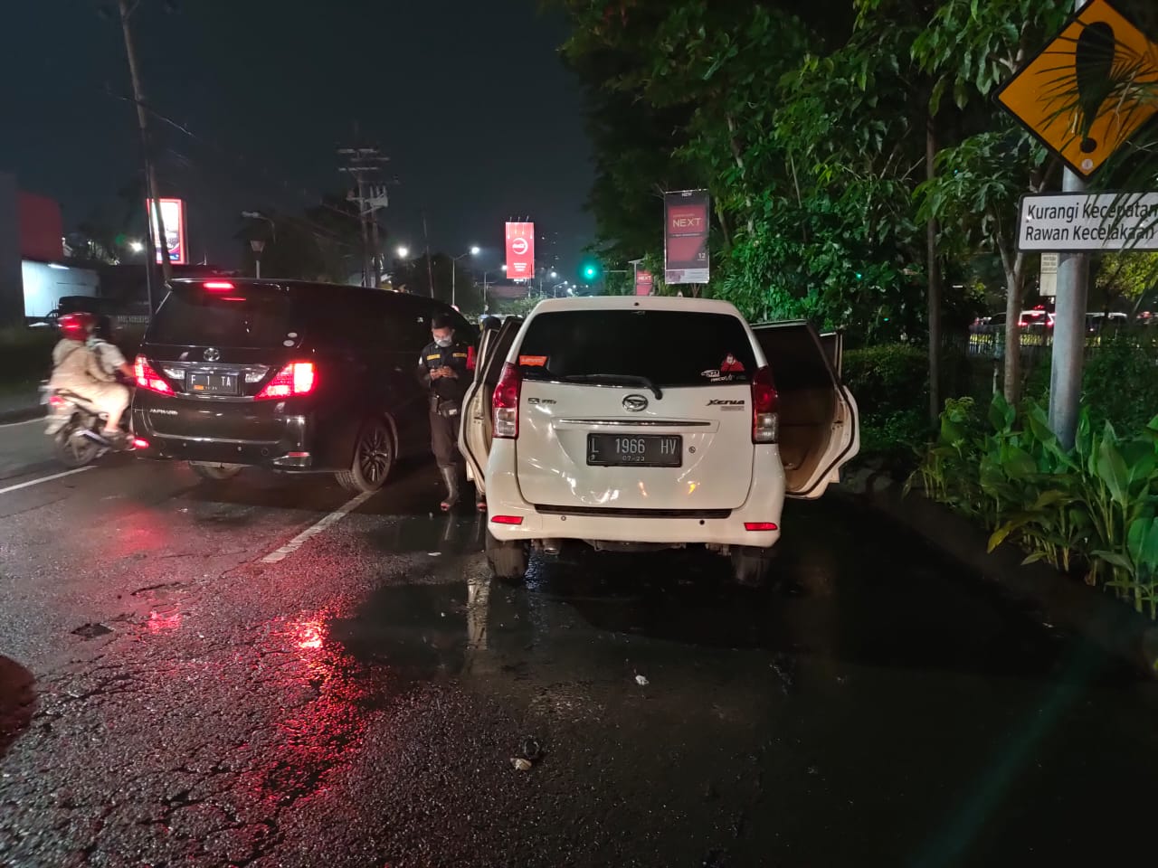Mobil Xenia putih yang terbakar di frontage road Jalan Ahmad Yani depan Giant.