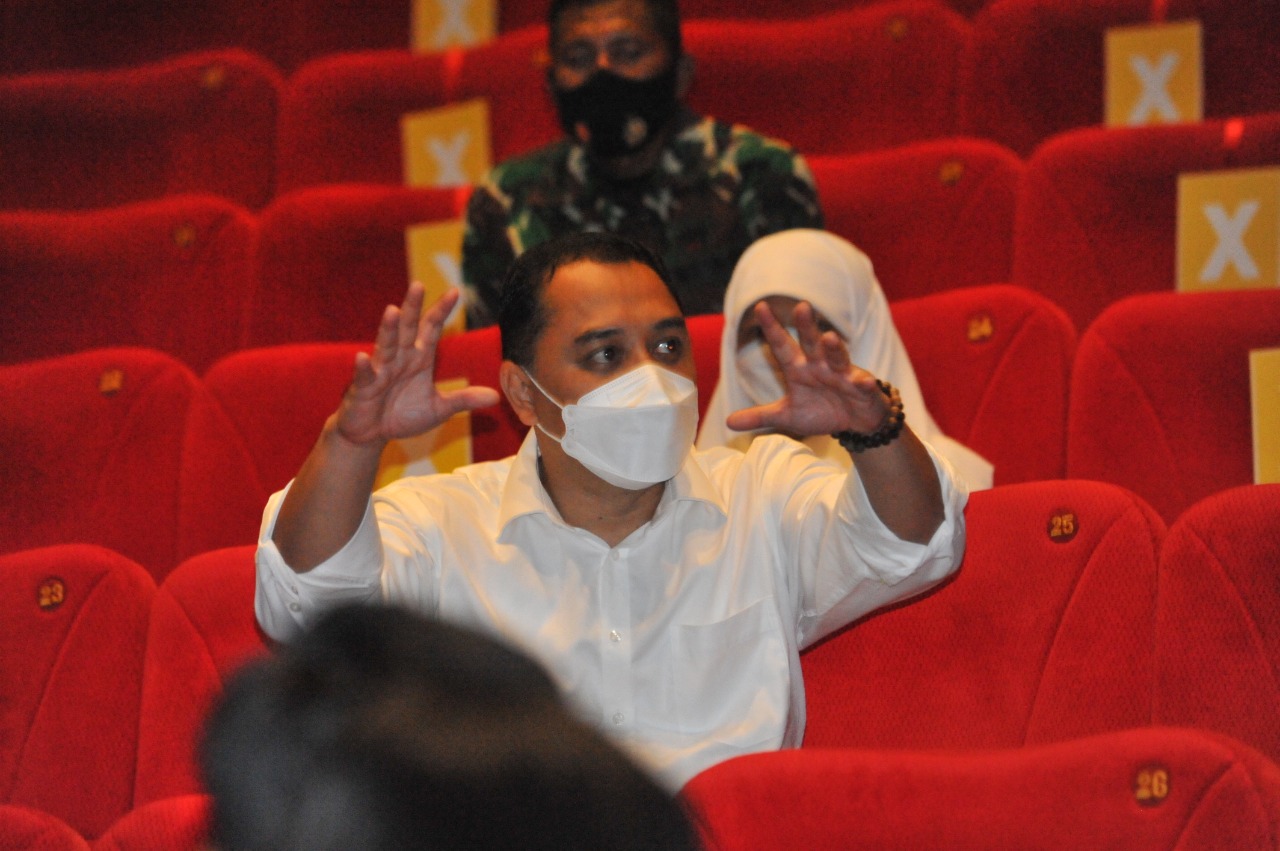Wali Kota Surabaya Eri Cahyadi saat memastikan protokol kesehatan di dalam bioskop