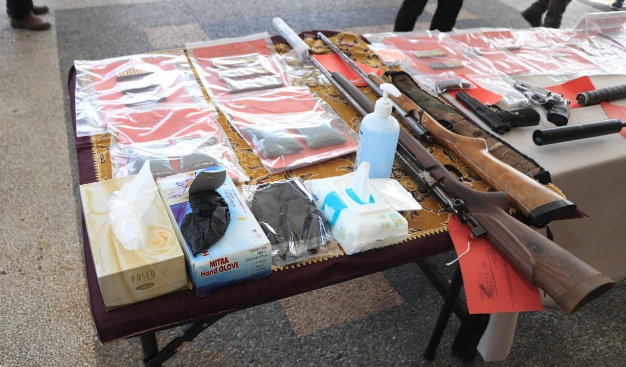 Barang bukti senjata api ilegal yang disita oleh Polresta Banyuwangi.