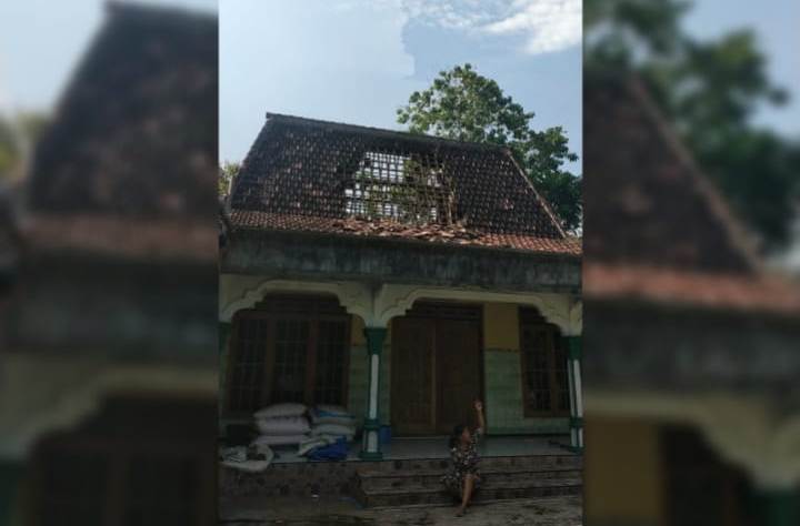 Salah satu rumah rusak di Tulungagung akibat gempa Malang.