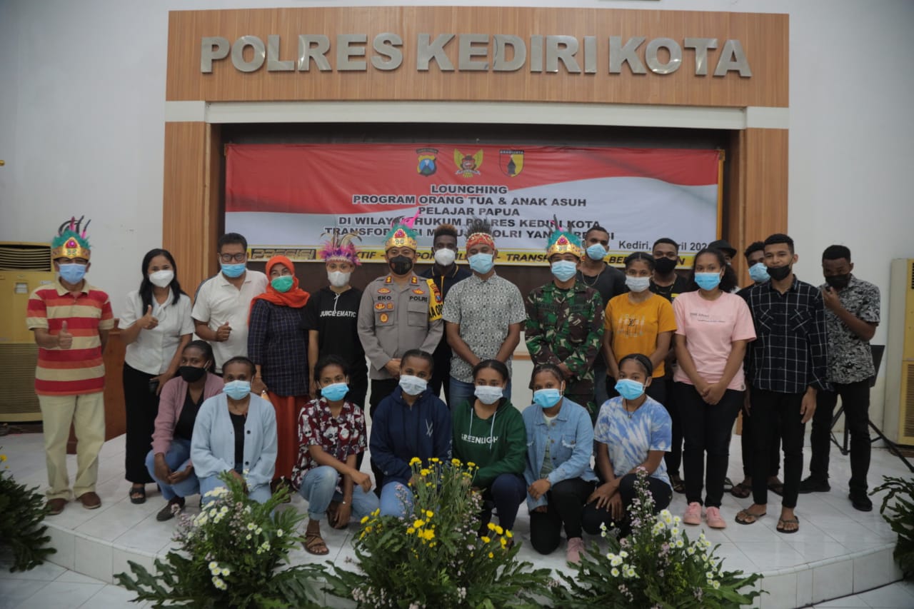 Kapolres Kediri Kota AKBP Eko Prasetyo berfoto bersama para pelajar dari Papua.