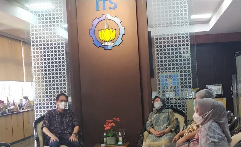 Mensos Tri Rismaharini saat berkunjung ke ITS Surabaya.