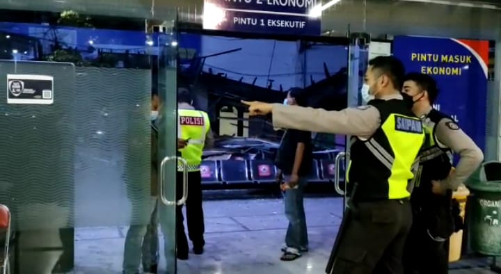 Sejumlah polisi saat berjaga di Stasiun Pasar Turi Surabaya.