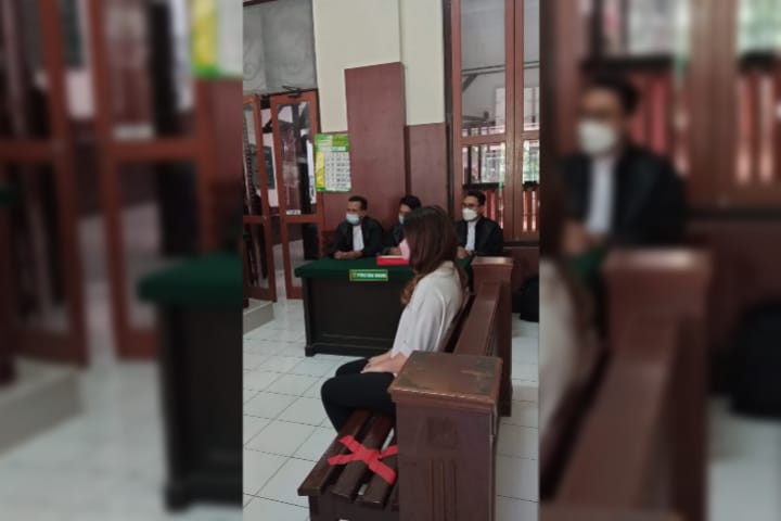 Stella Monica saat menjalani sidang dakwaan kasus pencemaran nama baik di PN Surabaya, Kamis (22/4/2021). (ist)