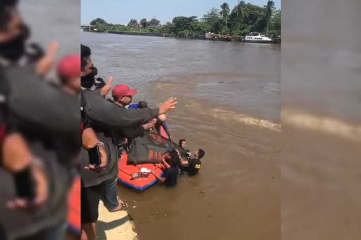 Tim SAR gabungan saat melakukan proses pencarian korban Ramadhani,