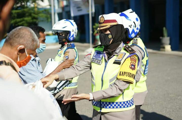 Sejumlah anggota Tim Patroli Polwan Presisi Ditlantas Polda Kalsel saat memberi bantuan paket sembako.