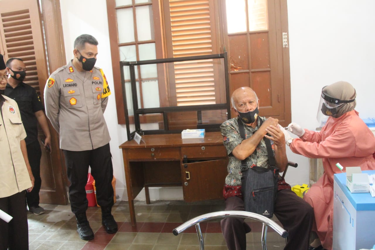 Proses vaksinasi Covid-19 kepada para purnawirawan Polri di Blitar.