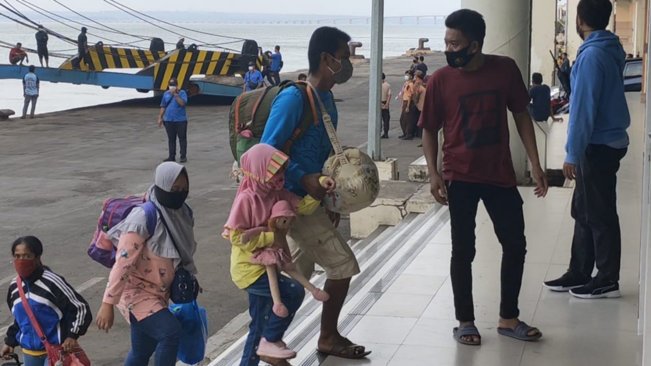 Para penumpang KM Niki Sejahtera dari Ende yang baru tiba di pelabuhan Gapura Surya Nusantara, Kamis (06/5/2021).