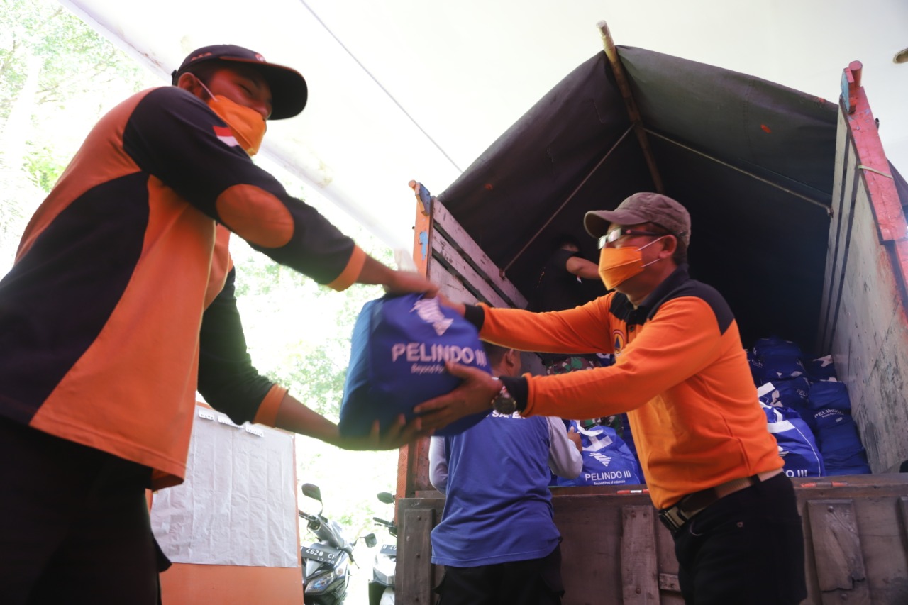 Pelindo III membangikan sekitar 37 ribu paket sembako ke warga sekitar