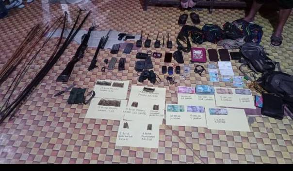 Senjata laras panjang beserta pelurunya ditemukan saat olah TKP kontak tembak antara aparat TNI-Polri di Kampung Mayuberi, Distrik Ilaga Utara, Kabupaten Puncak, Papua. 