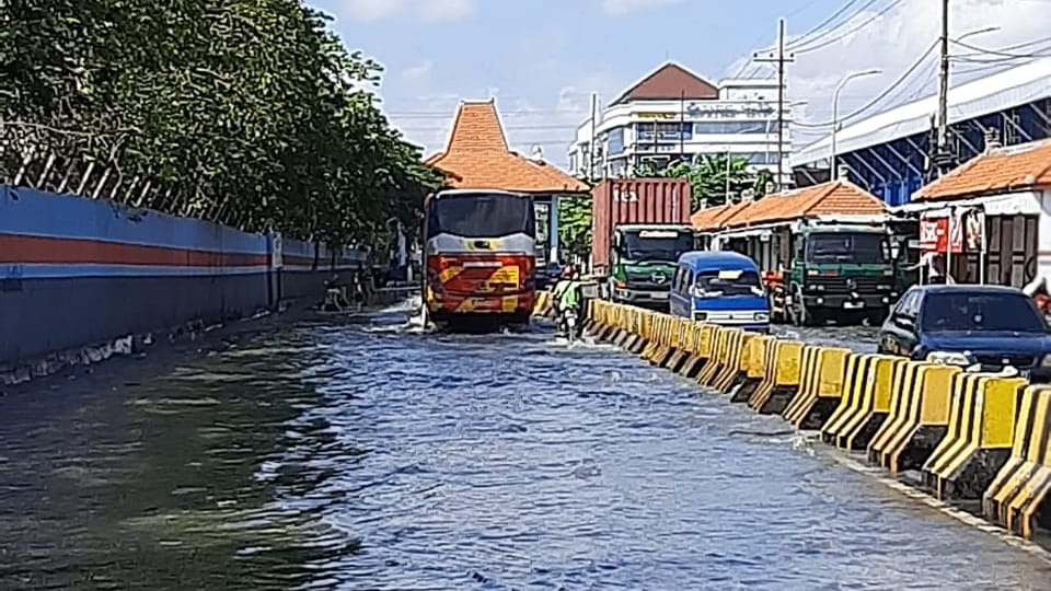 Banjir rob yang terjadi di Jalan Kalimas Baru