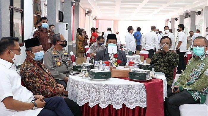Menko Polhukam Mahfud MD berdialog dengan sejumlah kalangan terkait upaya membangun Papua dengan damai. 