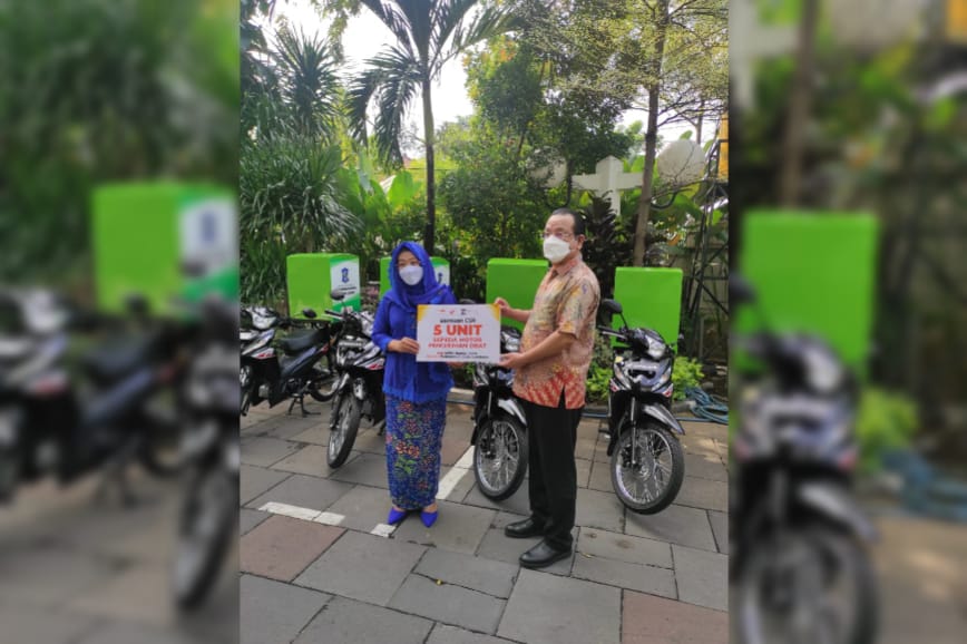 Kepala Dinas Kesehatan (Dinkes) Kota Surabaya Febria Rachmanita saat menerima lima unit motor.