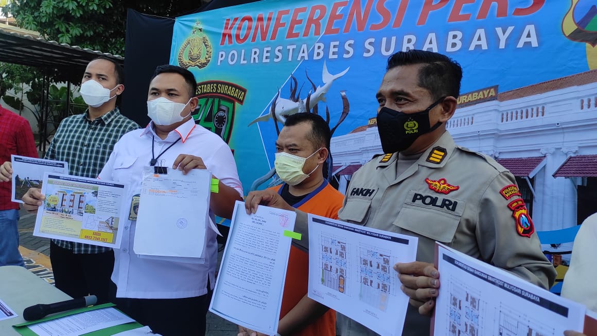 Wakasatreskrim Polrestabes Surabaya, Kompol Ambuka Yudha saat rilis pers kasus SmartKos di Mapolrestabes Surabaya.