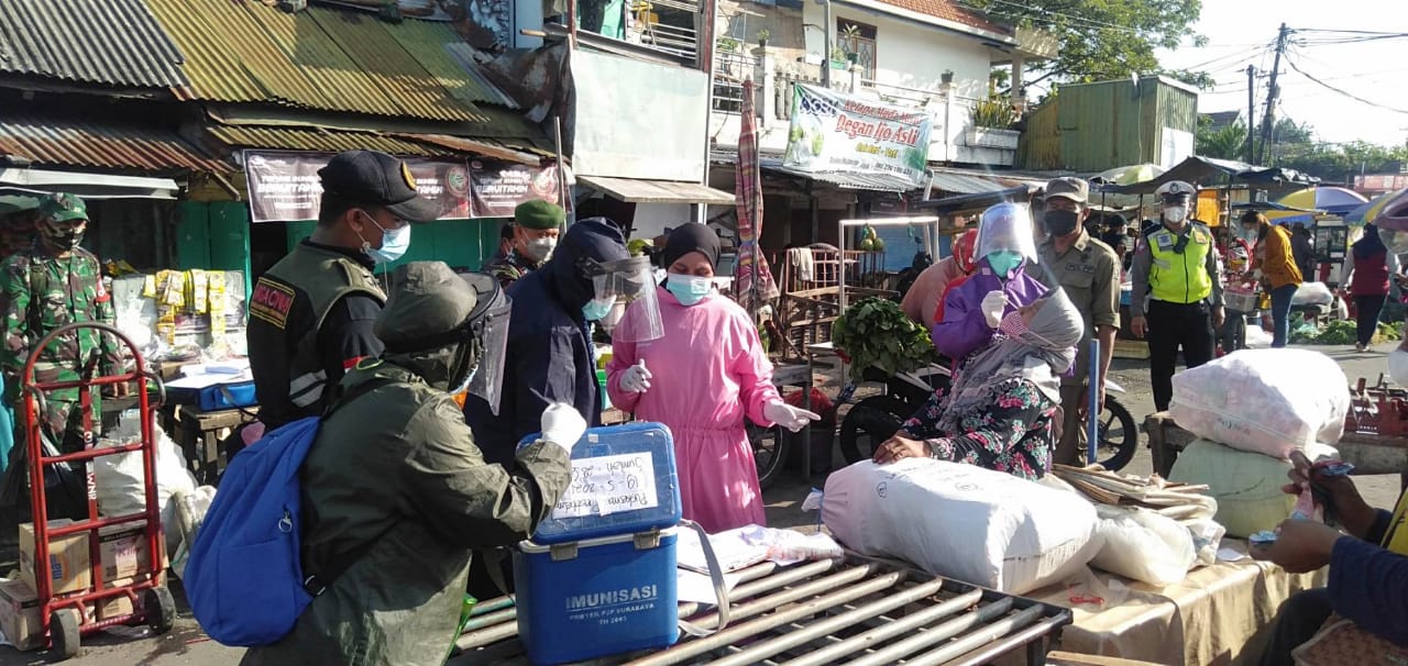 Suasana tes swab para pedangan di seputar Jalan Indrakila, Tambaksari.