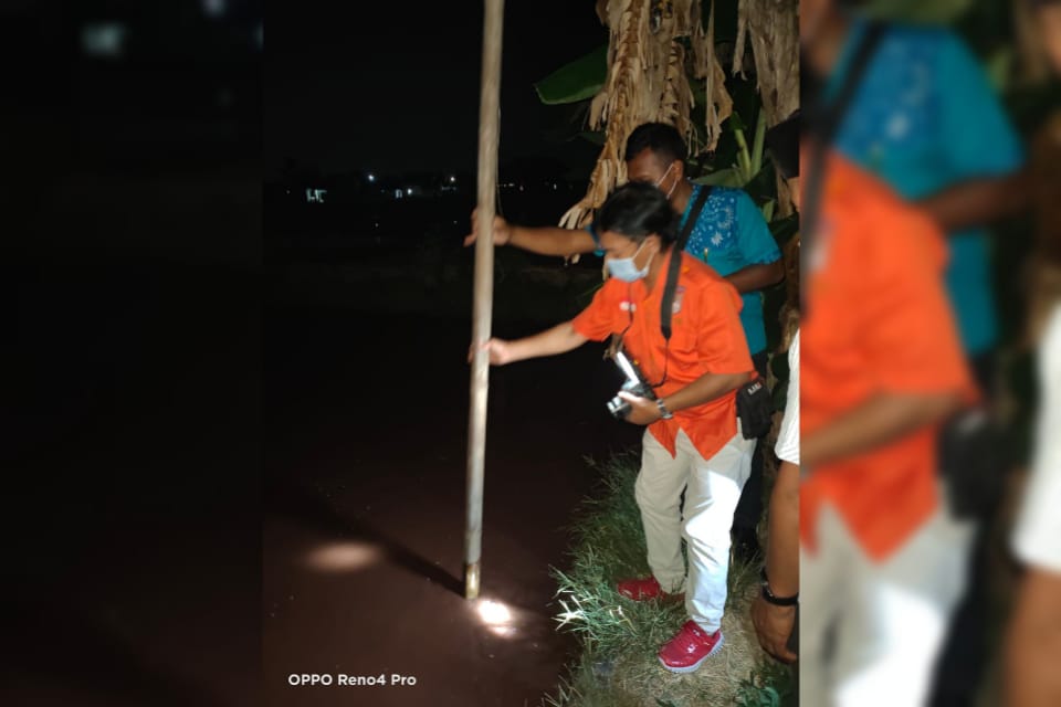Tim Inafis saat melakukan olah TKP anak tenggelam di kolam lele di Desa Gondosuli.