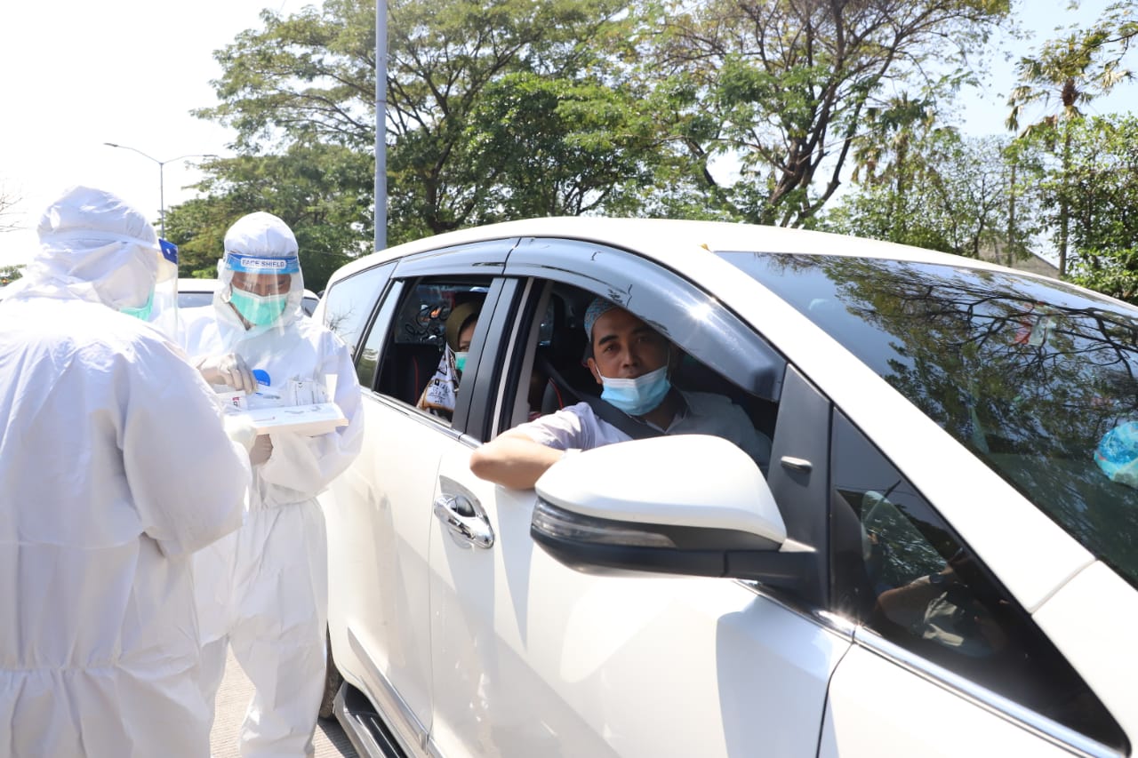Tim Swab Hunter Kota Surabaya, saat melakukan swab sebagai bentik antisipasi penyebaran Covid-19.